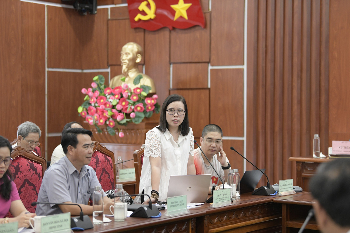 Bà Trần Thu Hà - Thường trực Ban tổ chức báo Tiền Phong, nhấn mạnh công tác chăm sóc y tế cho các VĐV trong ngày diễn ra Tiền Phong Marathon 2024.