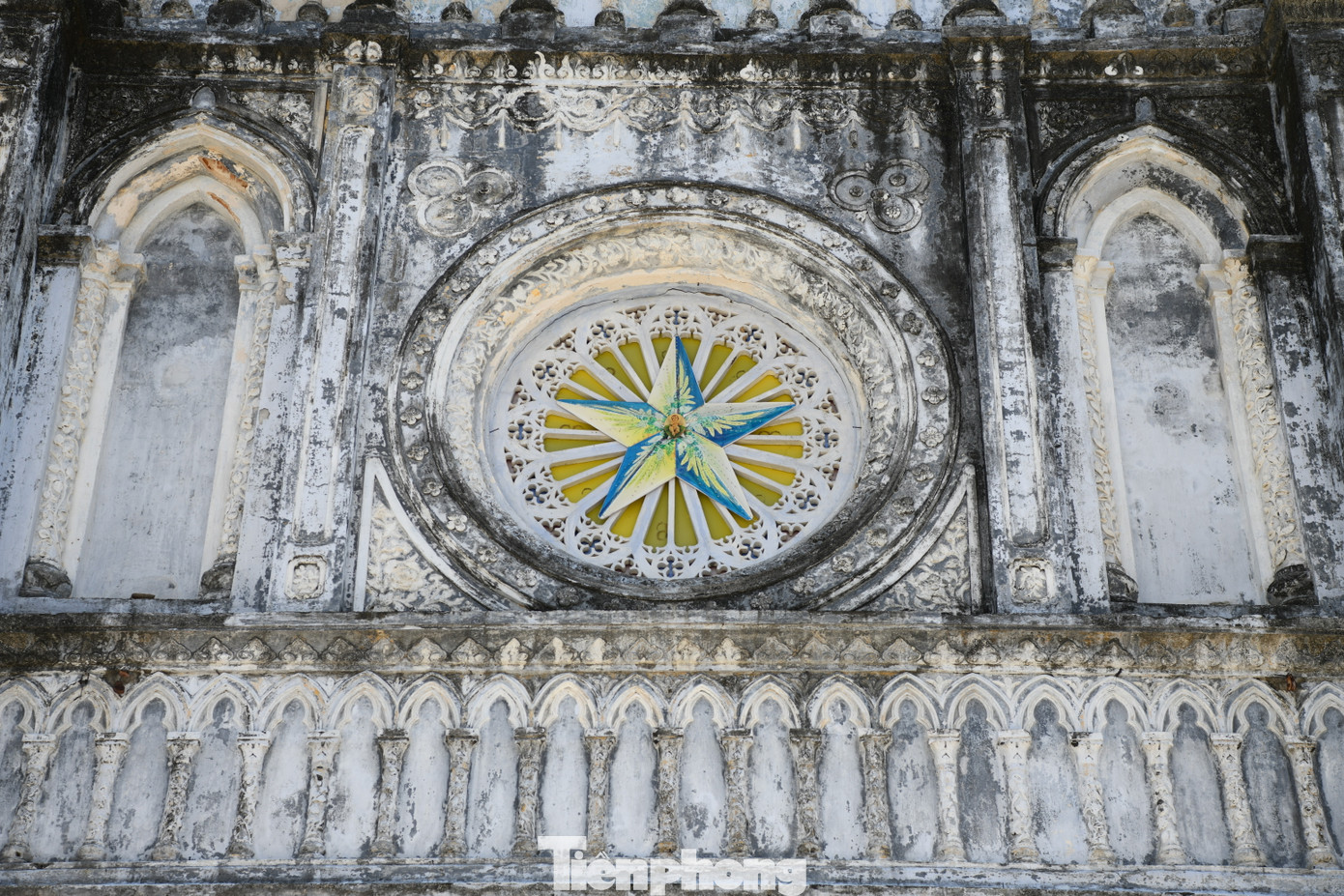 Nét đặc trưng của kiến trúc Gothic là những vòm cung nhọn và nhiều cửa sổ. Thời gian đã phủ lên nhà thờ lớp rêu phong càng làm tăng sự cổ kính.