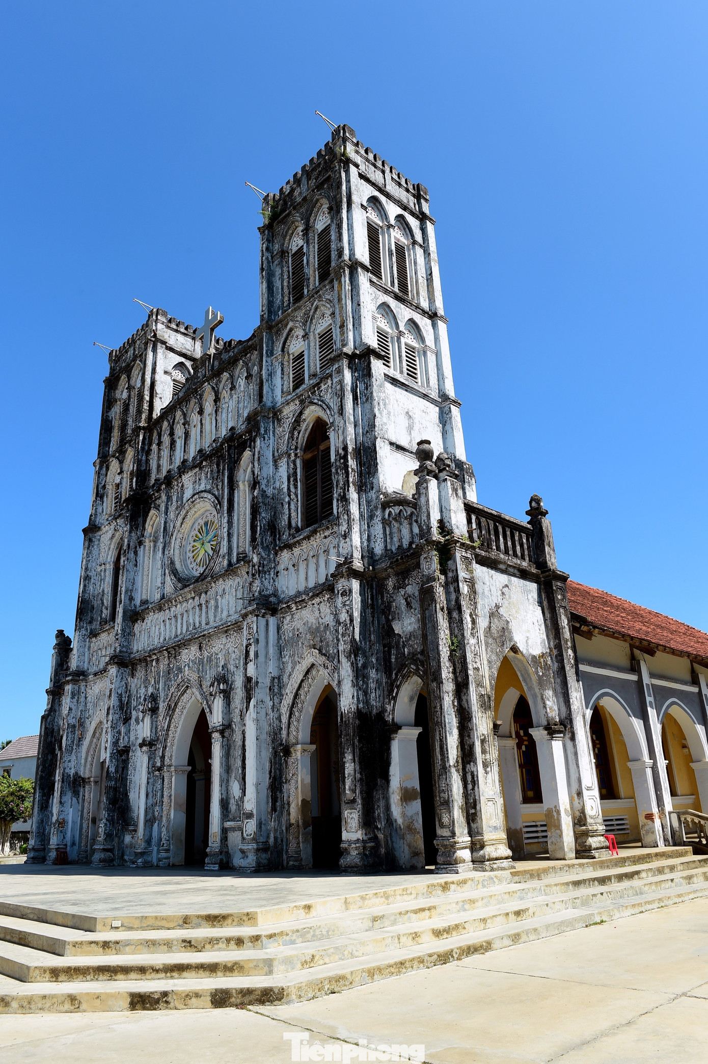 Nét đặc trưng của kiến trúc Gothic là những vòm cung nhọn và nhiều cửa sổ. Thời gian đã phủ lên nhà thờ lớp rêu phong càng làm tăng sự cổ kính.