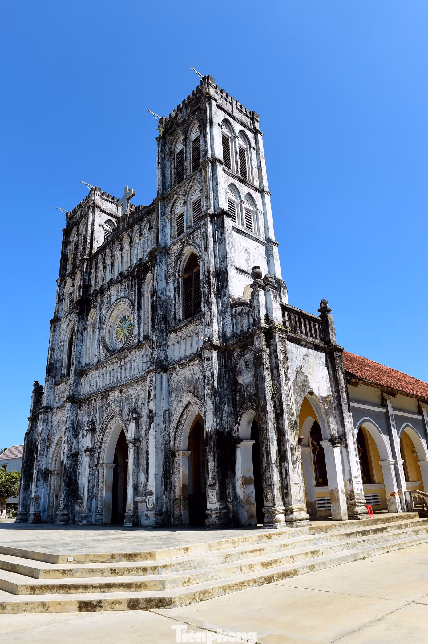 Nét đặc trưng của kiến trúc Gothic là những vòm cung nhọn và nhiều cửa sổ. Thời gian đã phủ lên nhà thờ lớp rêu phong càng làm tăng sự cổ kính. Nét đặc trưng của kiến trúc Gothic là những vòm cung nhọn và nhiều cửa sổ. Thời gian đã phủ lên nhà thờ lớp rêu phong càng làm tăng sự cổ kính.