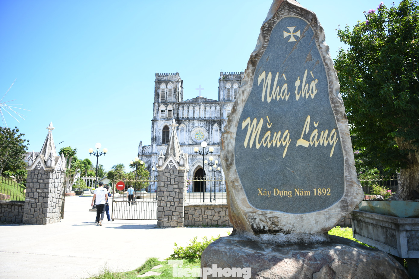 Nhà thờ Mằng Lăng tại xã An Thạch, huyện Tuy An, tỉnh Phú Yên, cho đến nay đã 131 năm tuổi, là một trong những nhà thờ Công giáo lâu đời nhất ở Việt Nam.