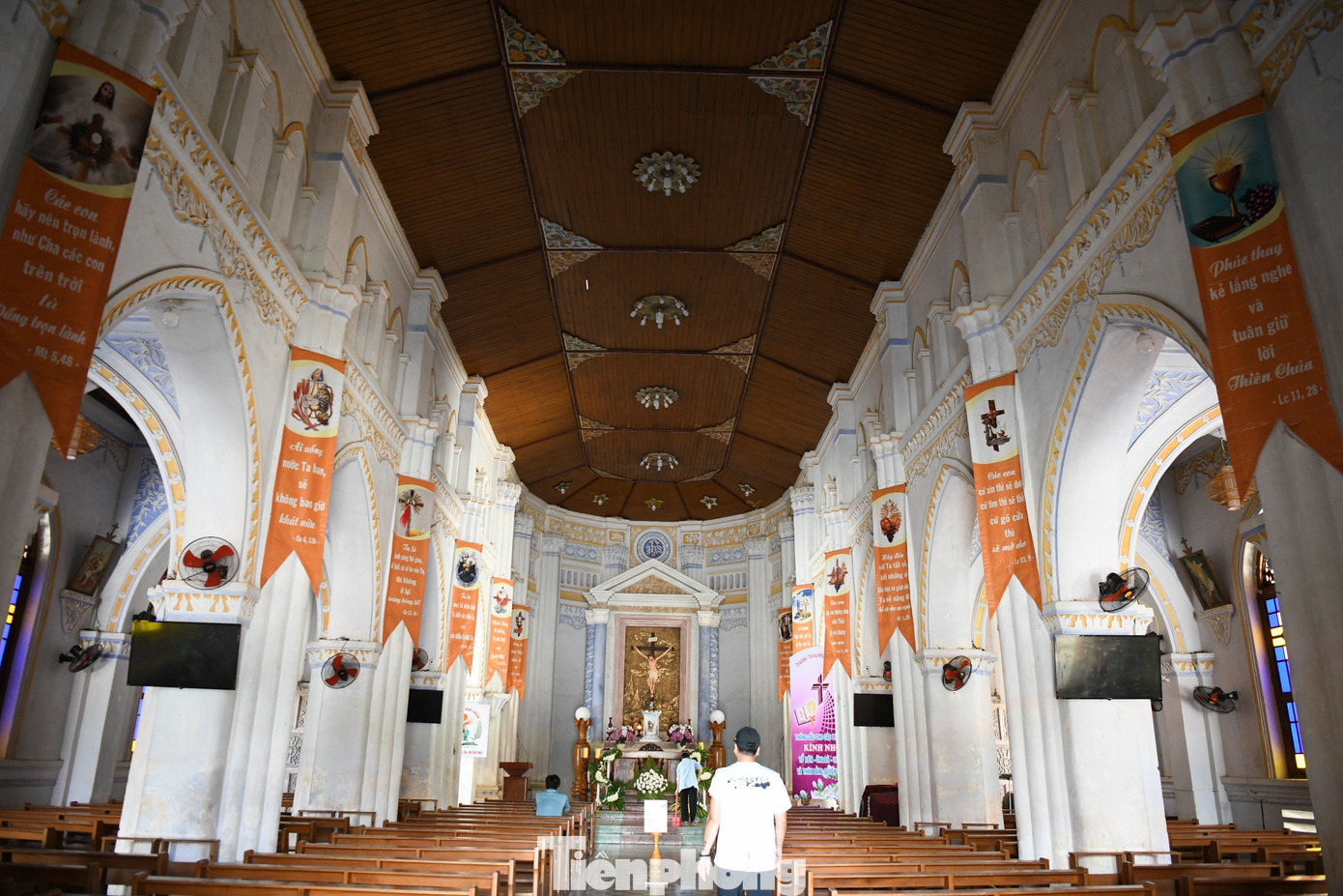 Bên trong thánh đường là những hàng cột được kết nối với nhau bằng những vòm cung nhọn. Đáng tiếc là sau trận bão năm 1924, mái vòm nguyên bản bị hư hại nặng và trần được làm lại, lợp phẳng bằng gỗ.