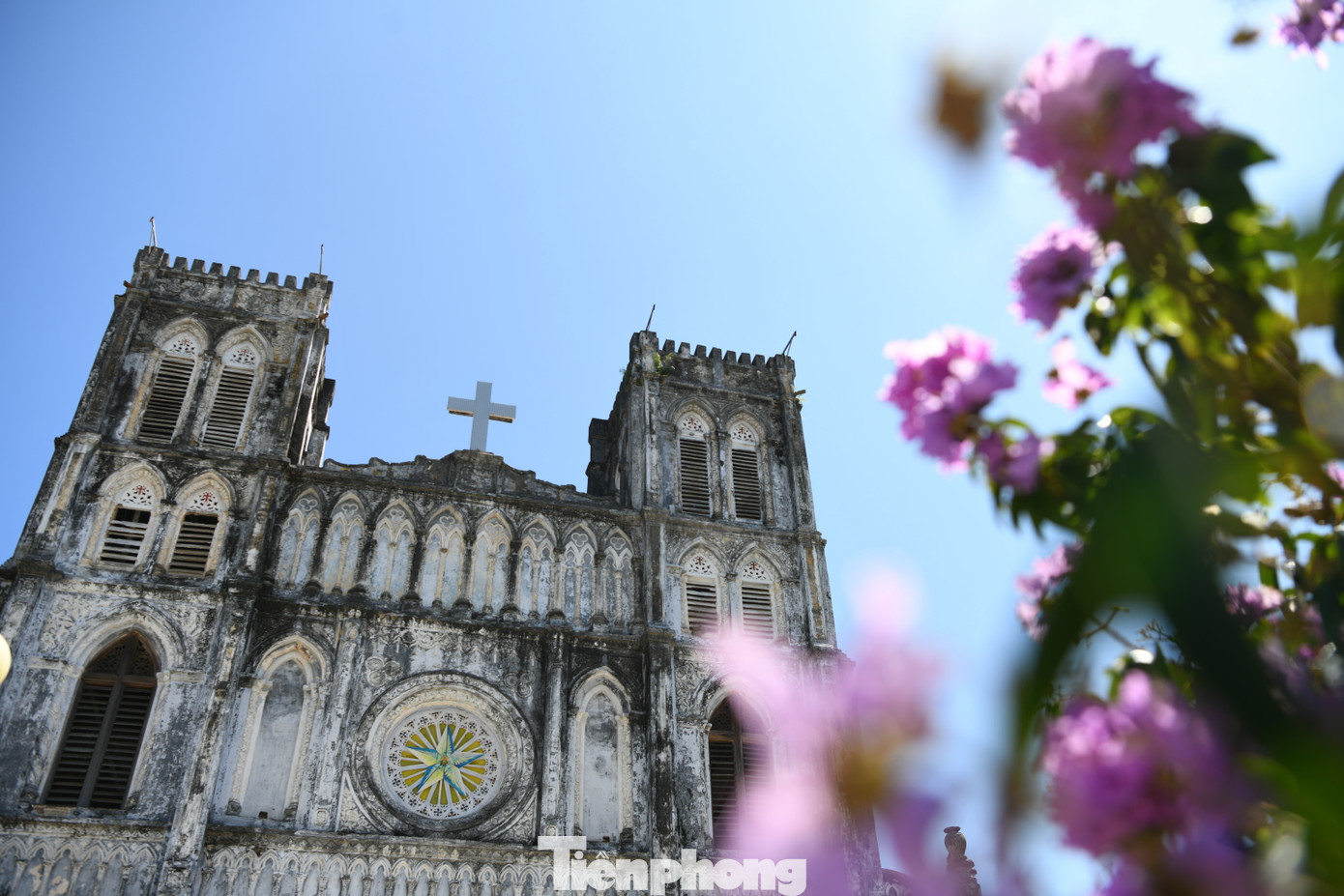 Tên gọi Mằng Lăng xuất phát từ rừng mằng lăng hoa tím (cùng họ với bằng lăng) phủ kín nơi đây. Sau hơn một thế kỷ với nhiều biến động, rừng mằng lăng đã không còn. Tuy nhiên tại Mằng Lăng vẫn còn chiếc bàn được làm từ gỗ mằng lăng thủa xưa.