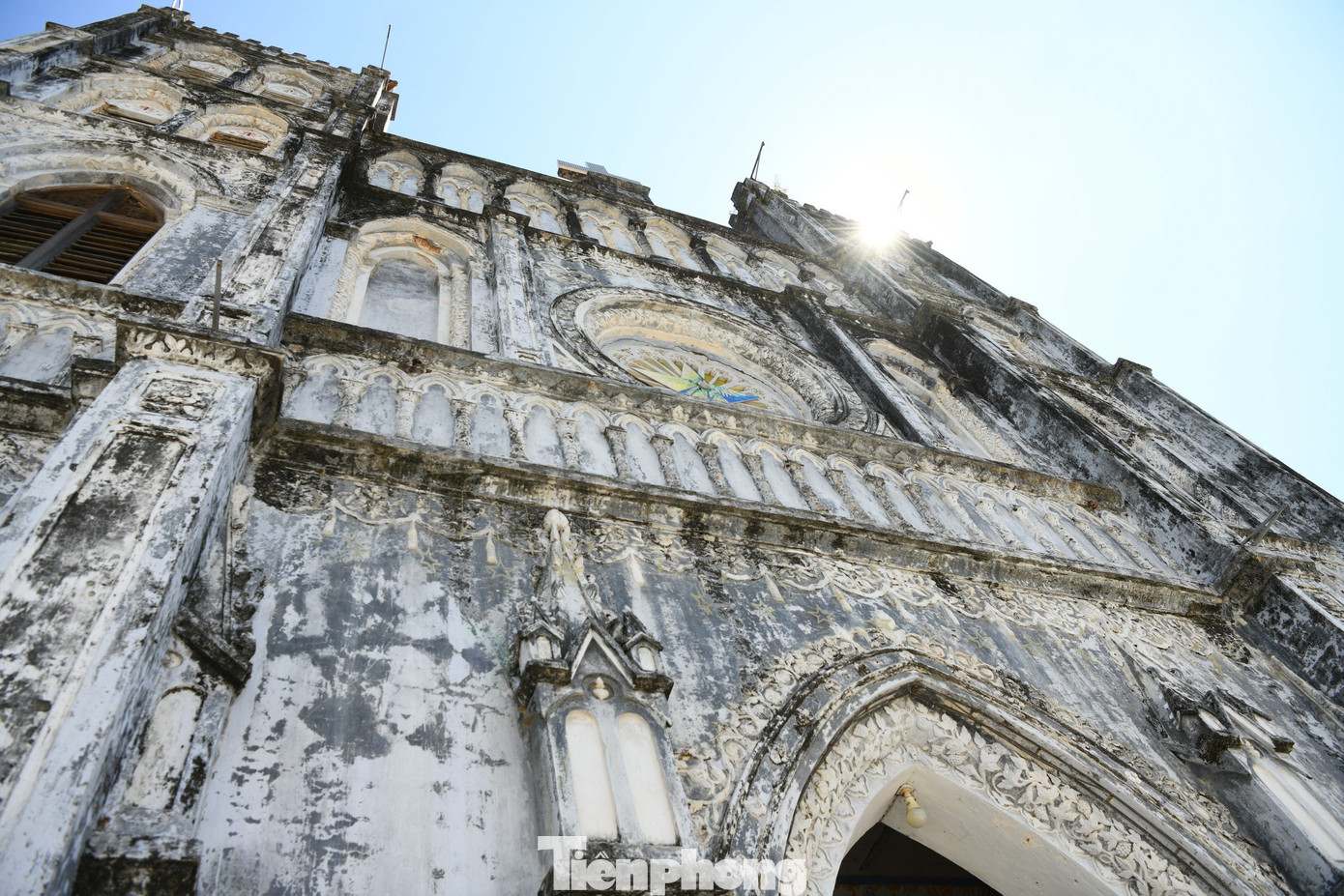 Nét đặc trưng của kiến trúc Gothic là những vòm cung nhọn và nhiều cửa sổ. Thời gian đã phủ lên nhà thờ lớp rêu phong càng làm tăng sự cổ kính.