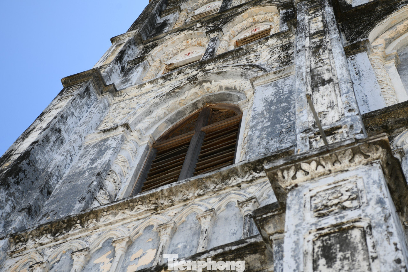 Nét đặc trưng của kiến trúc Gothic là những vòm cung nhọn và nhiều cửa sổ. Thời gian đã phủ lên nhà thờ lớp rêu phong càng làm tăng sự cổ kính.