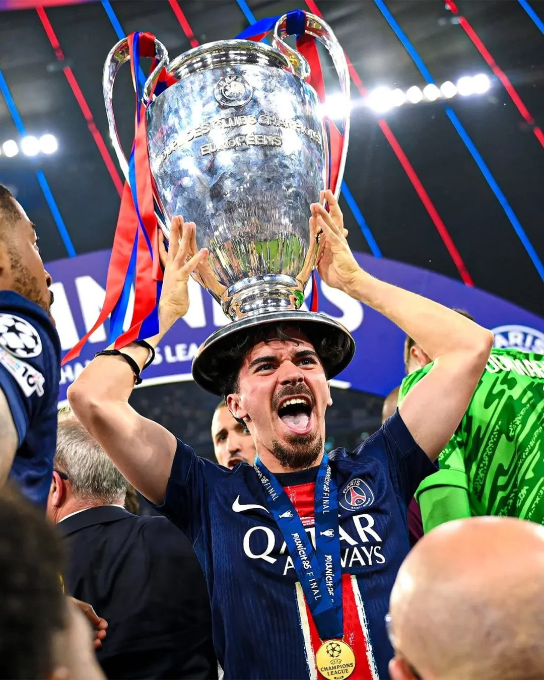 Vitinha nâng cao chiếc cúp Champions League đầu tiên trong lịch sử PSG.