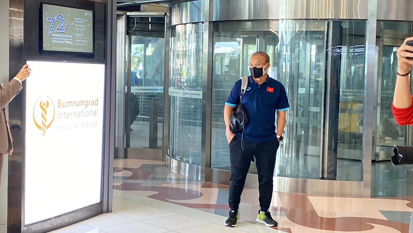 Chiến lược gia 65 tuổi đứng chờ học trò ở cửa, muốn họ di chuyển nhanh để kịp lịch trình.