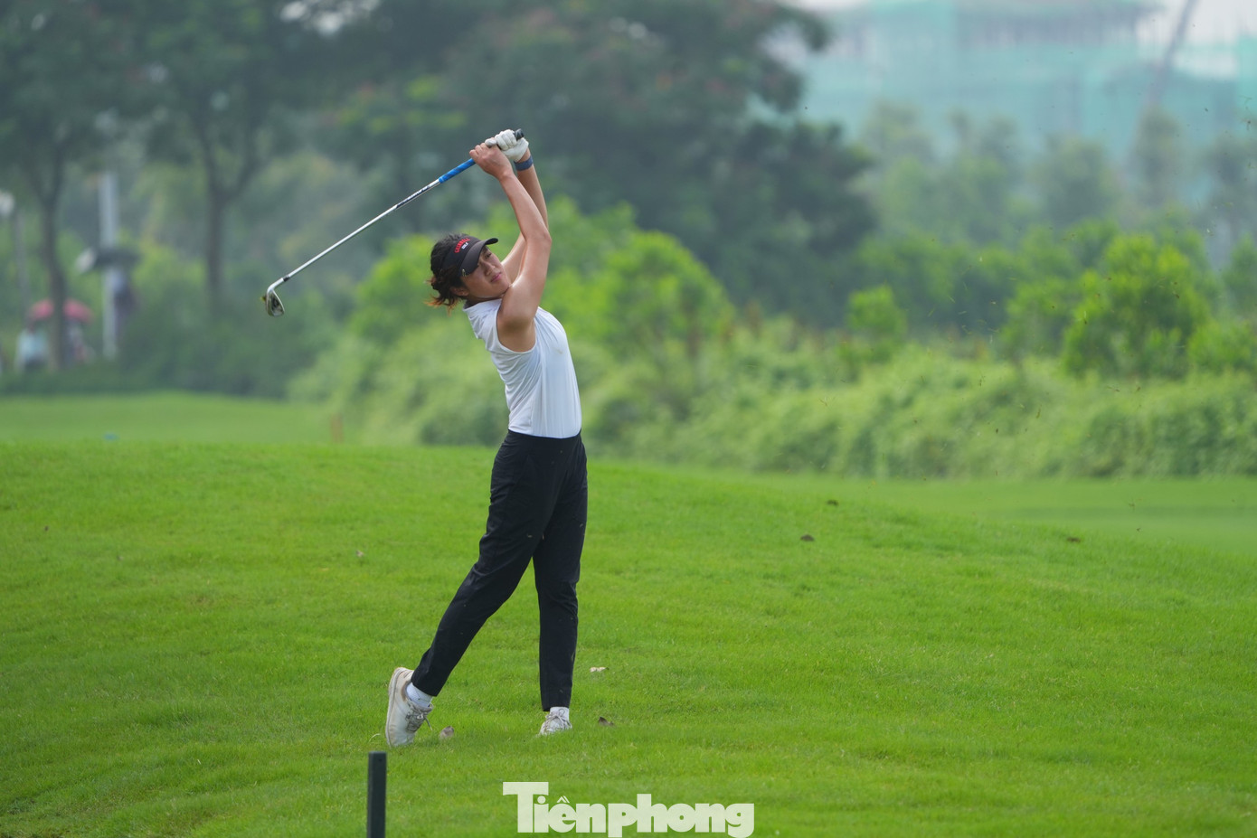 Không may mắn phải nhờ trọng tài thực hiện quy trình giải thoát và phạt gậy, Hà My hoàn thành hố 14 với điểm bogey. Mặc dù vậy, golfer sinh năm 2004 vẫn giữ vững tâm lý để giành par ở 4 hố tiếp theo. Không may mắn phải nhờ trọng tài thực hiện quy trình giải thoát và phạt gậy, Hà My hoàn thành hố 14 với điểm bogey. Mặc dù vậy, golfer sinh năm 2004 vẫn giữ vững tâm lý để giành par ở 4 hố tiếp theo.