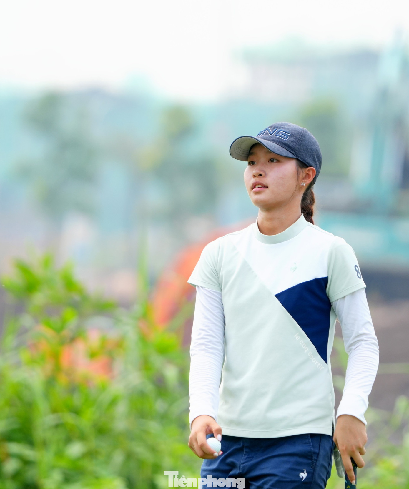 Trong cuộc đua vô địch còn phải kể đến Lê Chúc An. Nhà đương kim vô địch bảng nữ đã xuất sắc ghi 3 birdie ở 6 hố đầu trong ngày thi đấu thứ ba và chỉ cách Gia Hân 1 gậy. Trong cuộc đua vô địch còn phải kể đến Lê Chúc An. Nhà đương kim vô địch bảng nữ đã xuất sắc ghi 3 birdie ở 6 hố đầu trong ngày thi đấu thứ ba và chỉ cách Gia Hân 1 gậy.