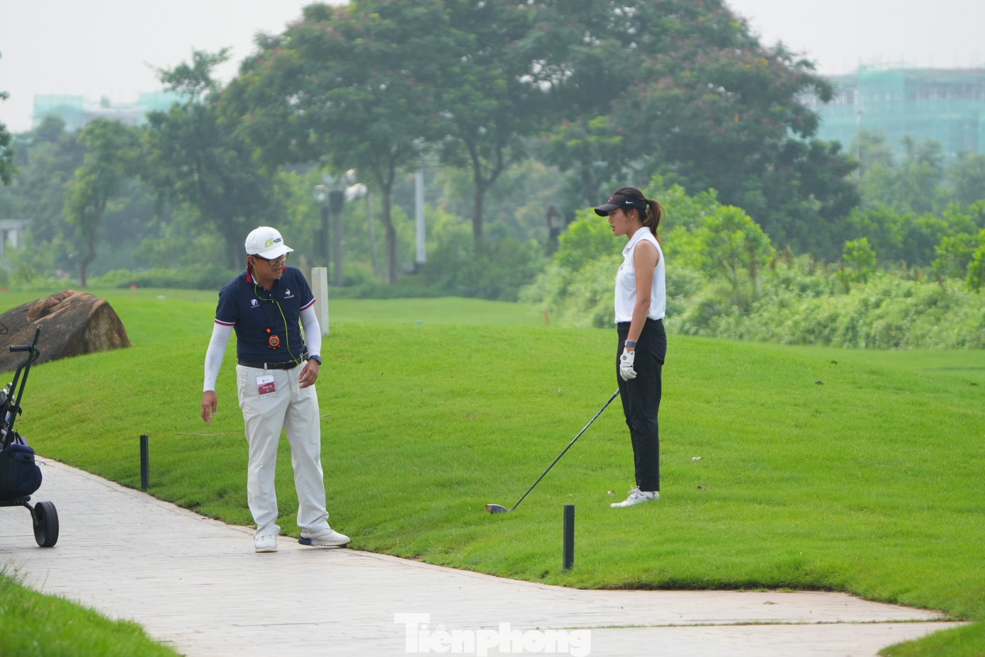 Không may mắn phải nhờ trọng tài thực hiện quy trình giải thoát và phạt gậy, Hà My hoàn thành hố 14 với điểm bogey. Mặc dù vậy, golfer sinh năm 2004 vẫn giữ vững tâm lý để giành par ở 4 hố tiếp theo. Không may mắn phải nhờ trọng tài thực hiện quy trình giải thoát và phạt gậy, Hà My hoàn thành hố 14 với điểm bogey. Mặc dù vậy, golfer sinh năm 2004 vẫn giữ vững tâm lý để giành par ở 4 hố tiếp theo.