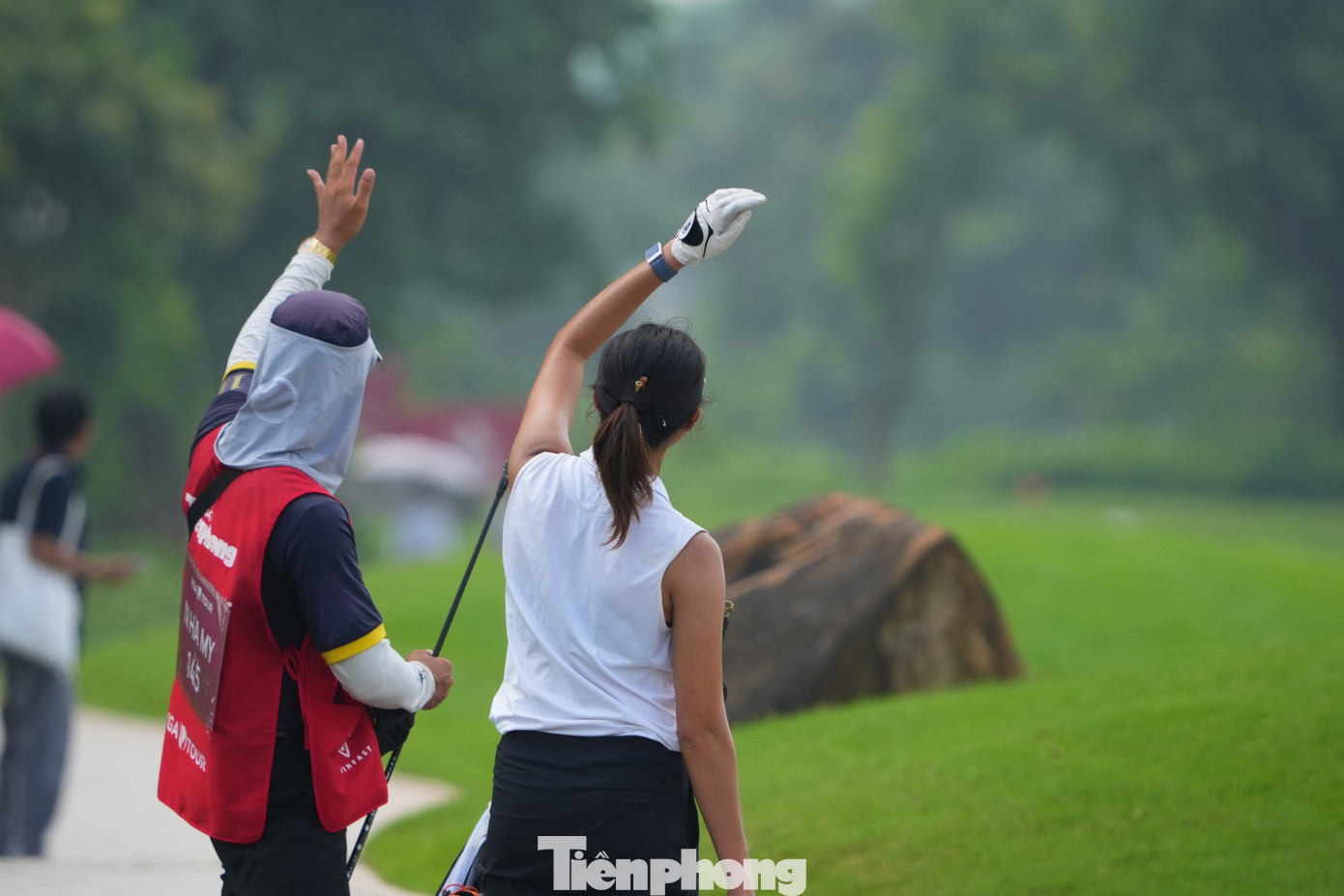 Không may mắn phải nhờ trọng tài thực hiện quy trình giải thoát và phạt gậy, Hà My hoàn thành hố 14 với điểm bogey. Mặc dù vậy, golfer sinh năm 2004 vẫn giữ vững tâm lý để giành par ở 4 hố tiếp theo. Không may mắn phải nhờ trọng tài thực hiện quy trình giải thoát và phạt gậy, Hà My hoàn thành hố 14 với điểm bogey. Mặc dù vậy, golfer sinh năm 2004 vẫn giữ vững tâm lý để giành par ở 4 hố tiếp theo.