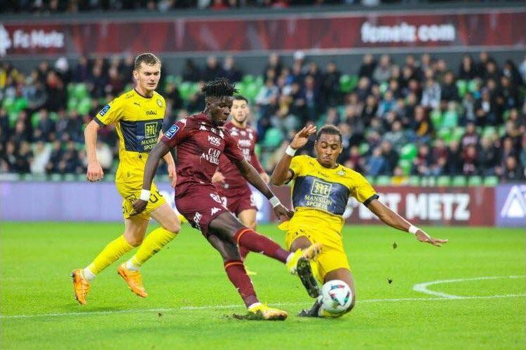 Khoảnh khắc N’Diaye của Metz ghi bàn sau sai lầm của Kouassi. (Ảnh: Sudouest) Khoảnh khắc N’Diaye của Metz ghi bàn sau sai lầm của Kouassi. (Ảnh: Sudouest)