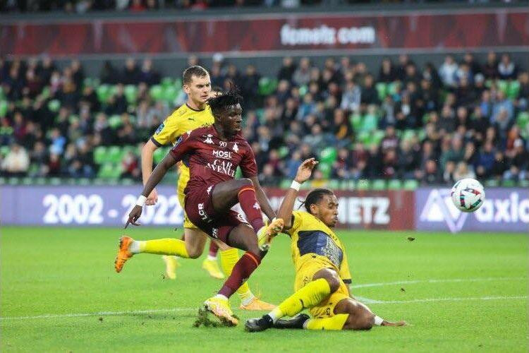 Khoảnh khắc N’Diaye của Metz ghi bàn sau sai lầm của Kouassi. (Ảnh: Sudouest) Khoảnh khắc N’Diaye của Metz ghi bàn sau sai lầm của Kouassi. (Ảnh: Sudouest)