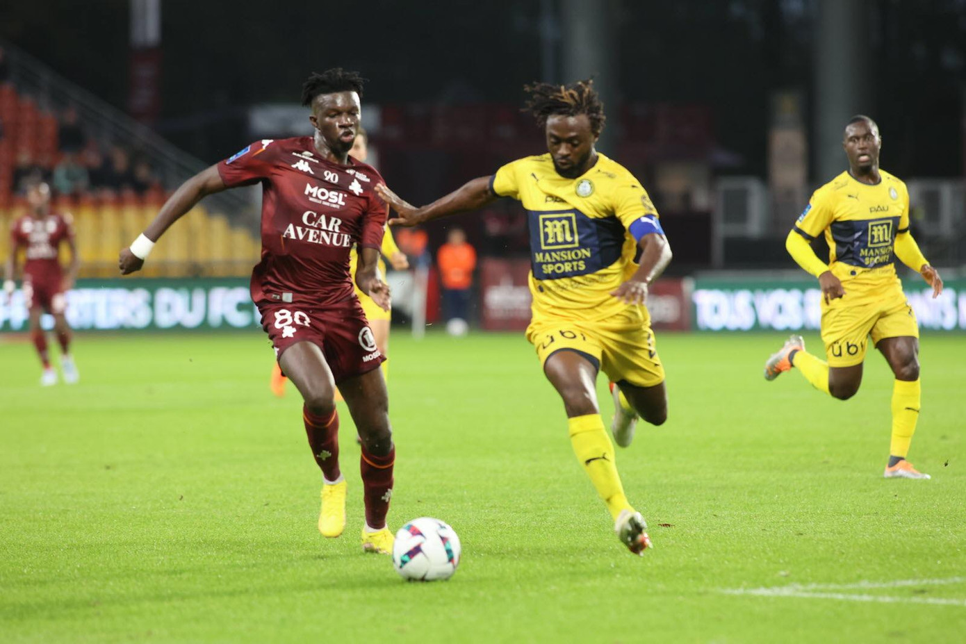 Kouassi cố sửa sai nhưng lại quá chậm chạp trước N’Diaye. (Ảnh: Sudouest) Kouassi cố sửa sai nhưng lại quá chậm chạp trước N’Diaye. (Ảnh: Sudouest)