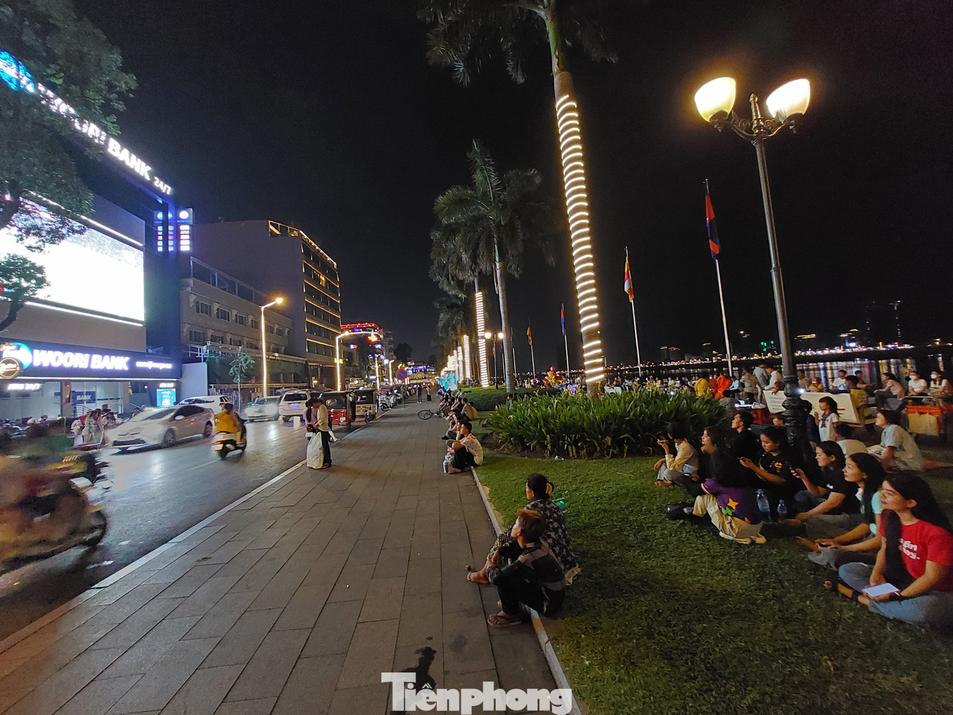 Những người dân Campuchia khác xem bóng đá ở khu chợ đêm gần Cung điện Hoàng gia.