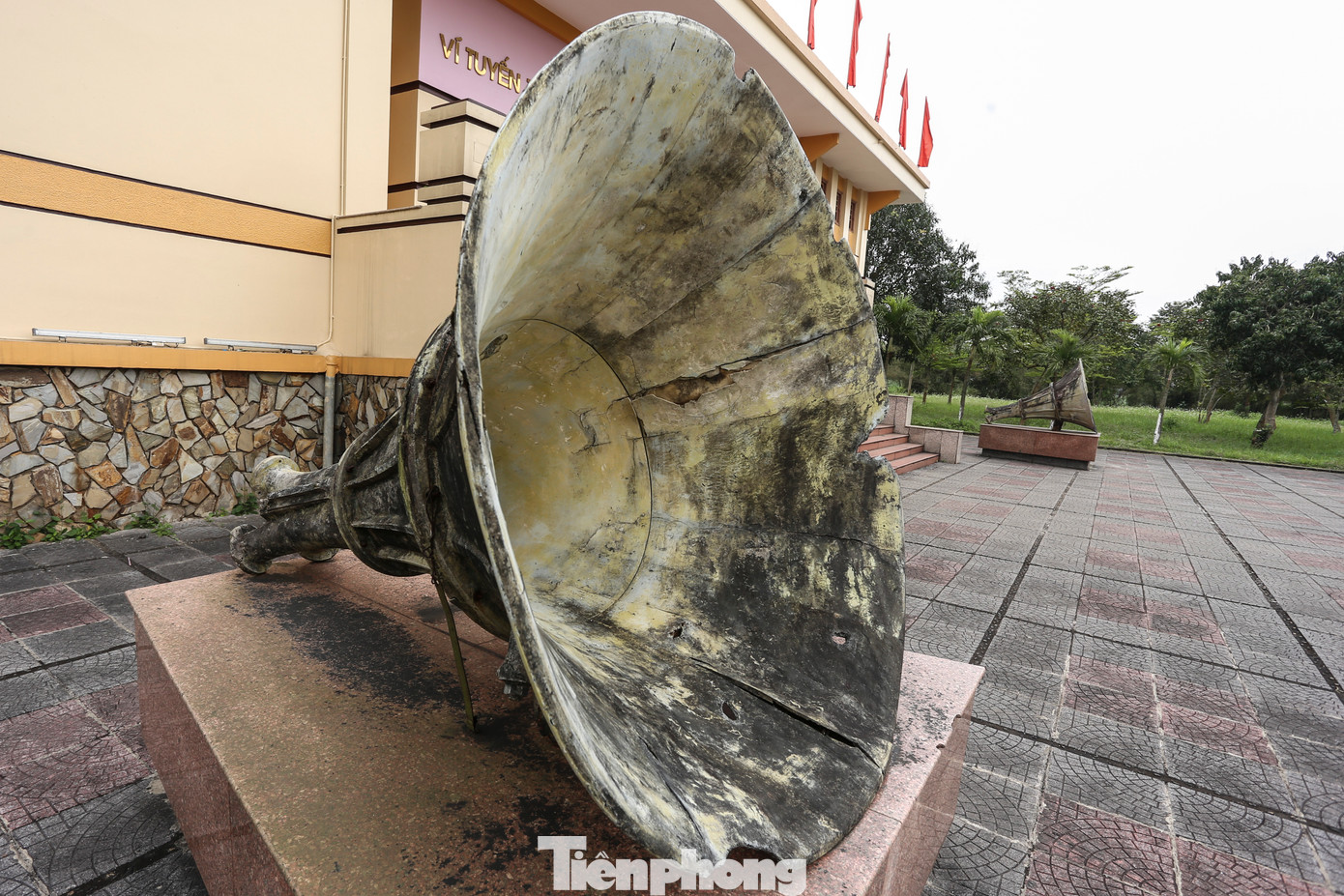 Bên cạnh cuộc &quot;đấu cờ&quot;, tại vùng giới tuyến còn có cuộc đấu loa, khi hai bên sử dụng hệ thống loa phóng thanh công suất lớn phục vụ mục đích tuyên truyền.