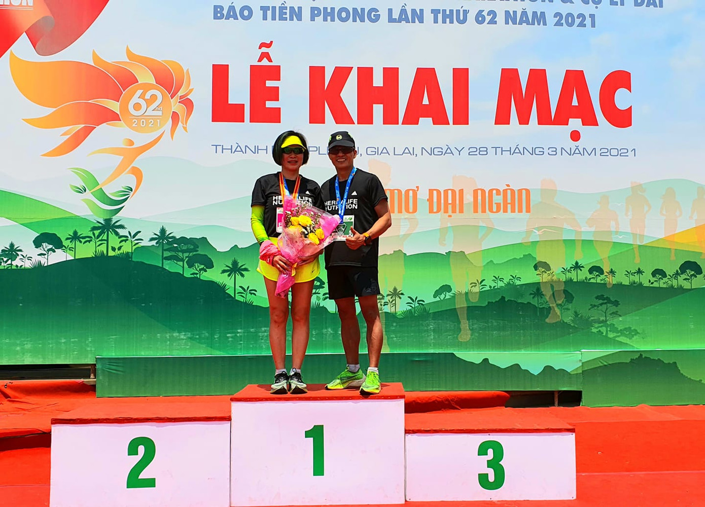 Anh Bạch Đăng Tiến và chị Cao Nguyệt Hằng tại Tiền Phong Marathon 2021.
