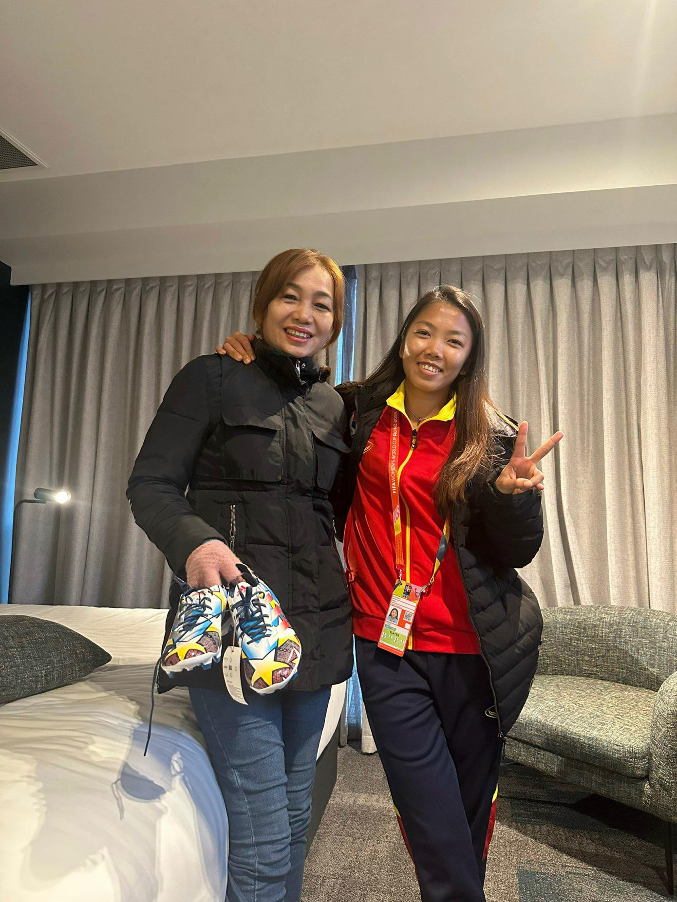 Mẹ Huỳnh Như, bà Lê Thị Lài, mang đôi giày từ Việt Nam sang cho con gái.