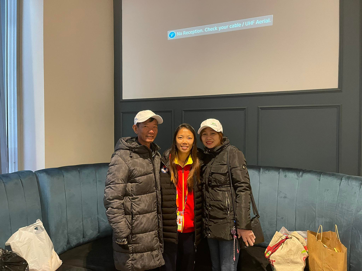 Bố mẹ Huỳnh Như và cuộc gặp gỡ vội vã trước buổi tập sáng ngày 21/7