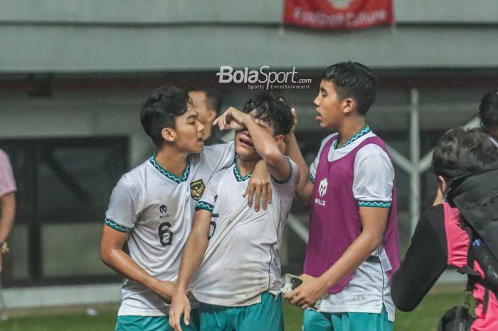 Các cầu thủ U19 Indonesia khóc khi biết tin bị loại khỏi VCK U19 Đông Nam Á. (Ảnh: BolaSport) Các cầu thủ U19 Indonesia khóc khi biết tin bị loại khỏi VCK U19 Đông Nam Á. (Ảnh: BolaSport)