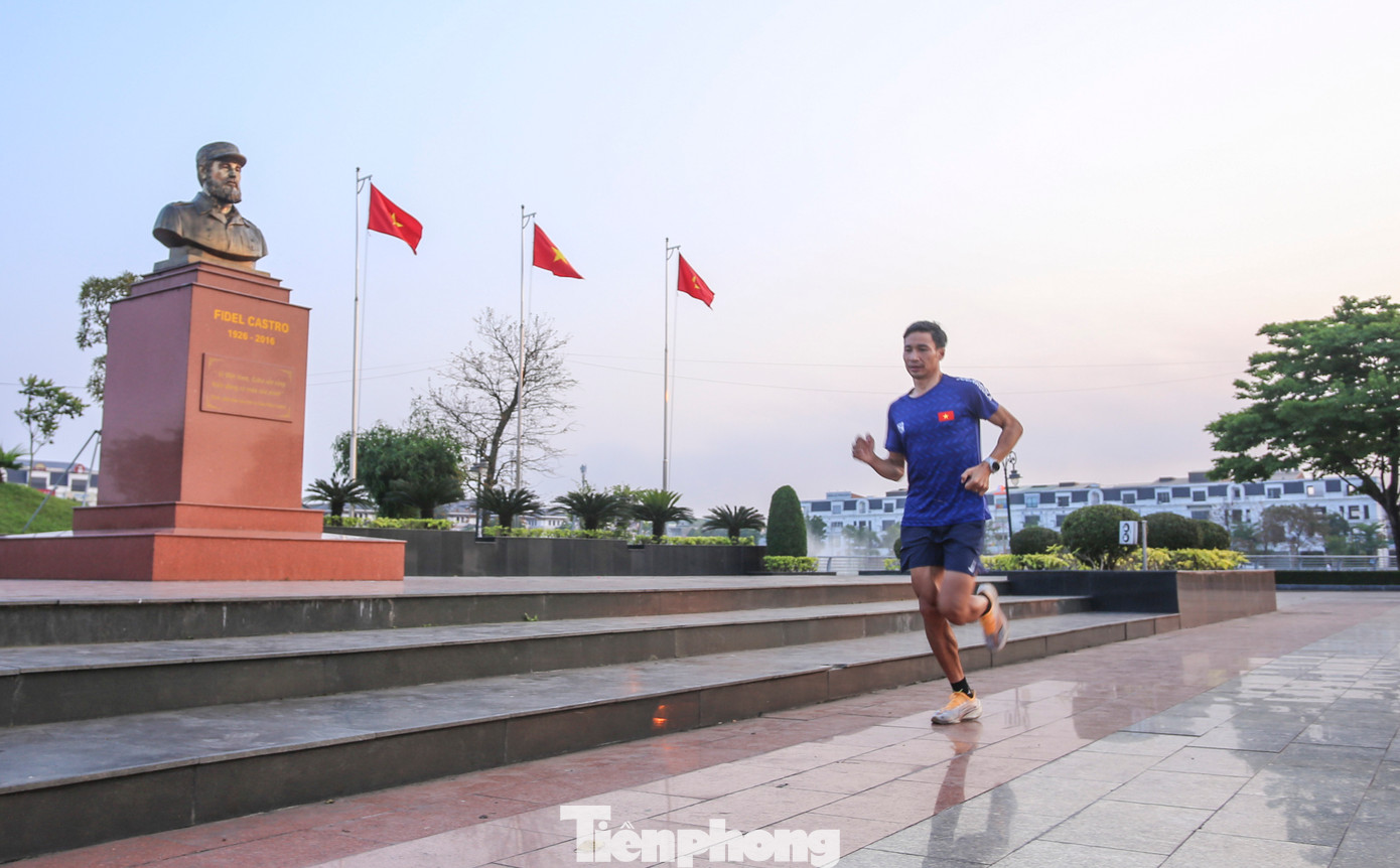 Lão tướng Nguyễn Văn Lai thì ngược lại. Anh từng thống trị các nội dung 5.000m và 10.000m trong thời kỳ đỉnh cao, sau đó chuyển sang cự ly full marathon từ năm 2023.