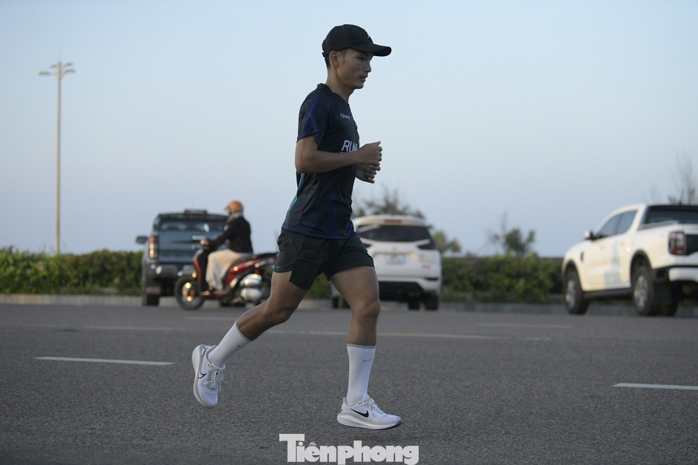 Anh cũng đặt mục tiêu giữ vững vị trí số một nhằm thể hiện bản thân và truyền cảm hứng cho cộng đồng chạy bộ. Anh cũng đặt mục tiêu giữ vững vị trí số một nhằm thể hiện bản thân và truyền cảm hứng cho cộng đồng chạy bộ.