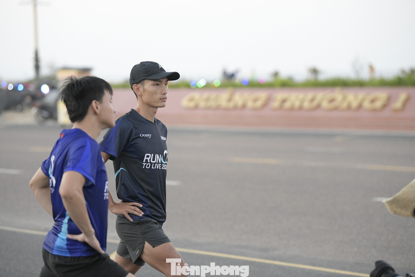 Nhà vô địch Tiền Phong Marathon nội dung full marathon 4 lần liên tiếp tỏ ra thích thú với sự rộng rãi, thoáng đãng của cung đường chạy Phú Yên. Nhà vô địch Tiền Phong Marathon nội dung full marathon 4 lần liên tiếp tỏ ra thích thú với sự rộng rãi, thoáng đãng của cung đường chạy Phú Yên.