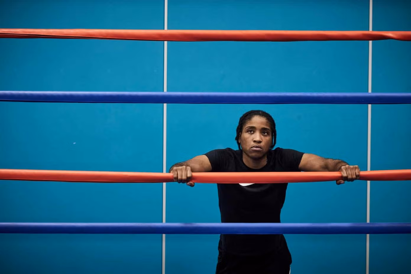 Cindy Ngamba là người cầm cờ của đội Olympic Người tị nạn tại Lễ khai mạc Olympic Paris 2024.
