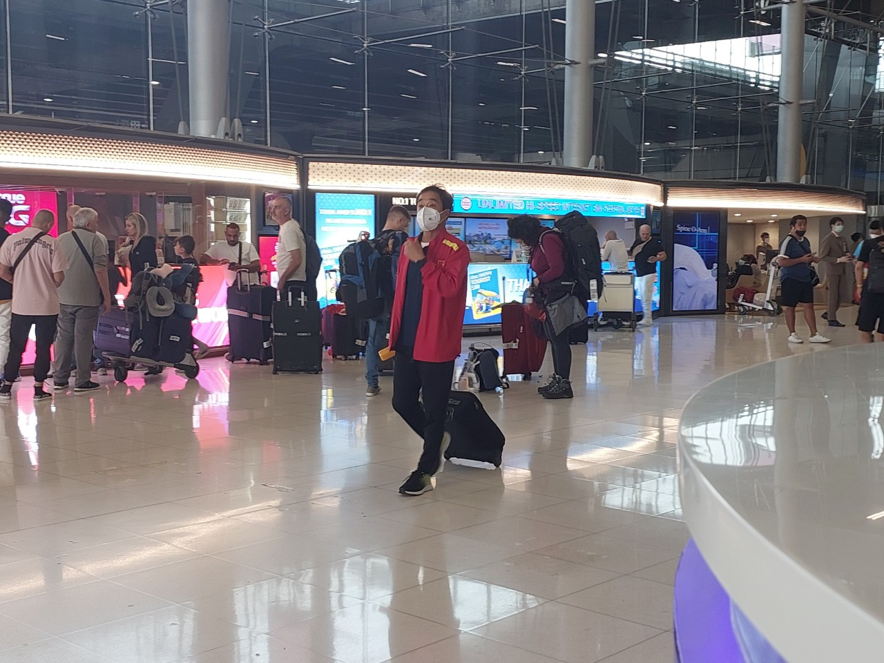 Trợ lý Lee Young-jin rảo bước ở sảnh sân bay. Ở trận hòa 2-2 với Thái Lan, ông đã cố gắng giữ cho HLV Park Hang-seo bình tĩnh với các diễn biến căng thẳng trên sân.