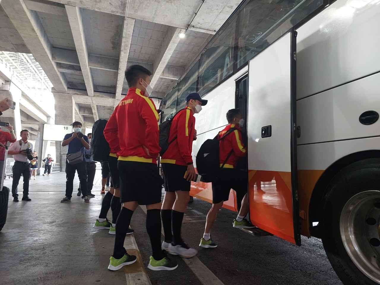 ĐT Việt Nam bước lên xe bus để di chuyển về khách sạn trước khi ra sân tập vào cuối buổi chiều.