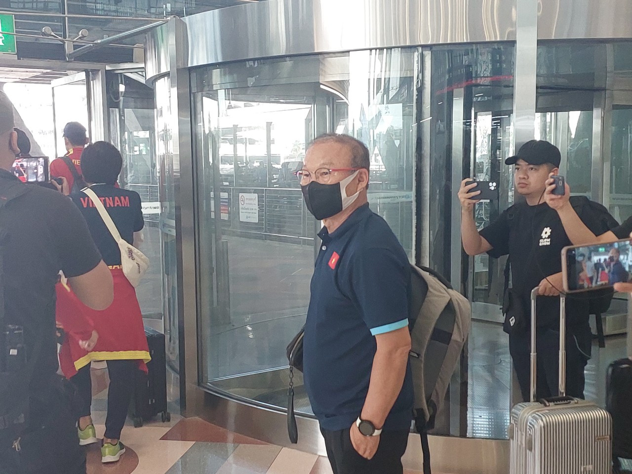 HLV Park Hang-seo đương nhiên không vui với kết quả và liên tục tỏ ra bực bội với phán quyết của trọng tài cũng như chiêu trò bên phía Thái Lan.