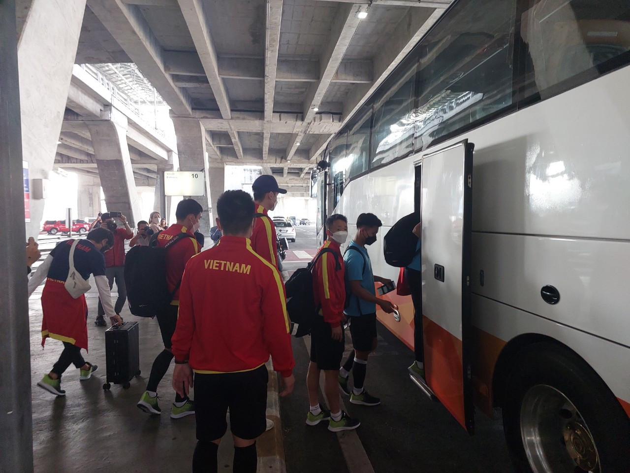 ĐT Việt Nam bước lên xe bus để di chuyển về khách sạn trước khi ra sân tập vào cuối buổi chiều.