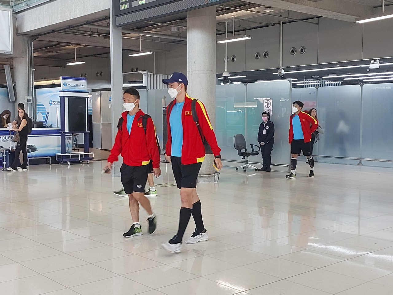 Châu Ngọc Quang và thủ môn Đặng Văn Lâm, người đã có pha cứu thua xuất sắc phút 90+5 của trận lượt đi, giữ cho giấc mơ vô địch của ĐT Việt Nam còn nguyên vẹn.