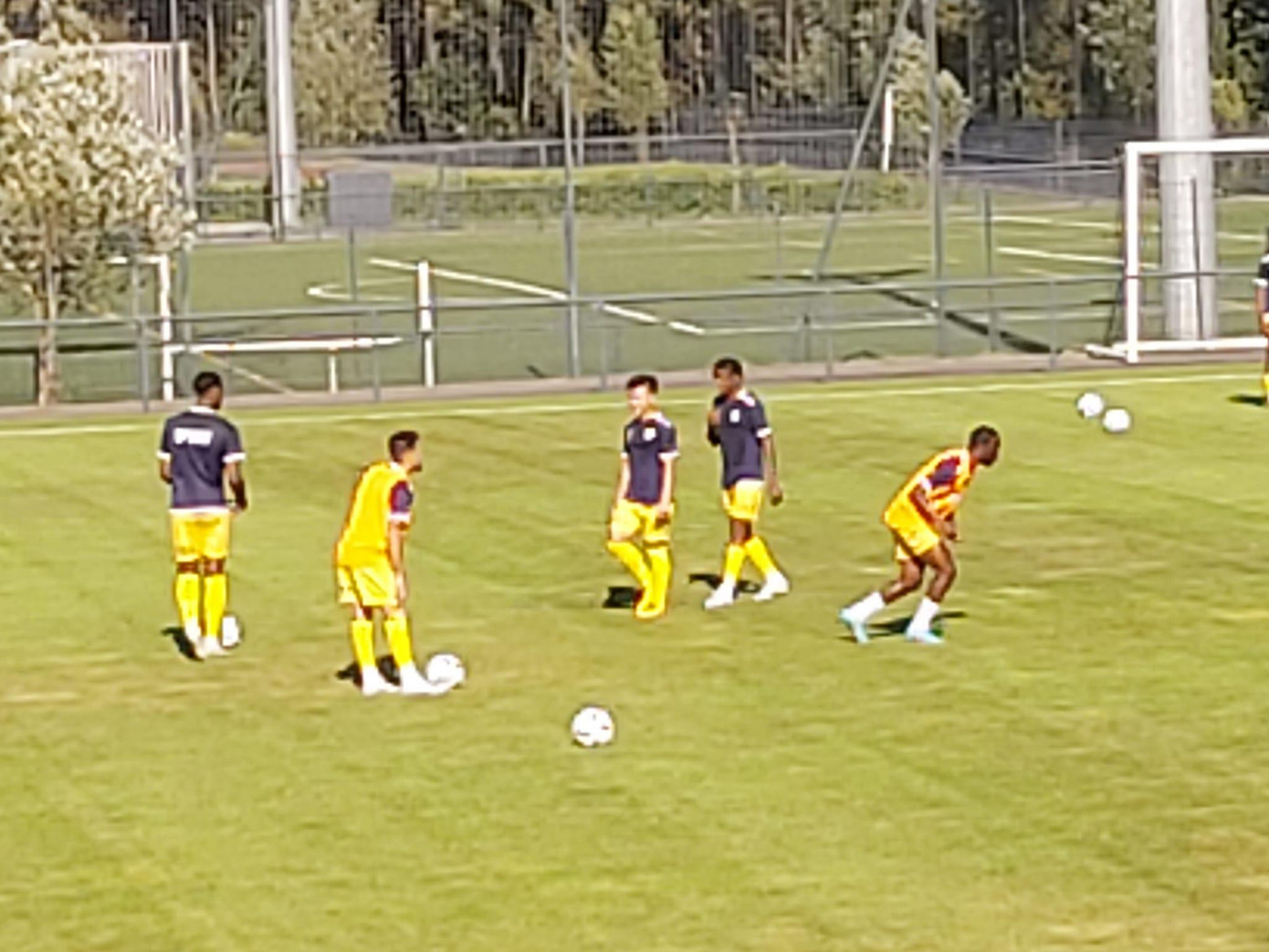 Quang Hải trên sân Plaine des Sports trong trận giao hữu với Landes. (Ảnh: Sỹ Tuân)