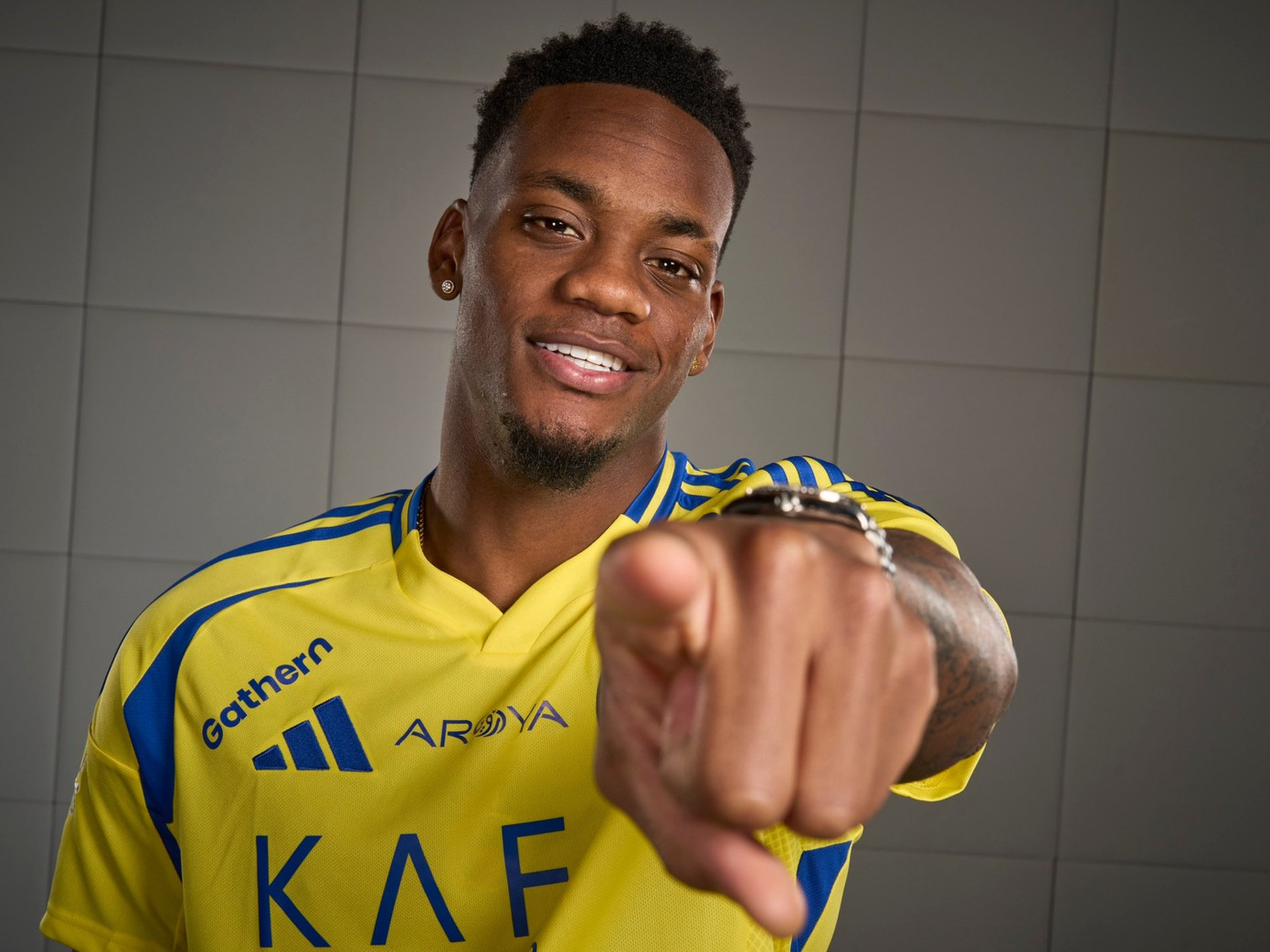 Jhon Duran, ngôi sao mới vừa đến Saudi Arabia chỉ 21 tuổi.