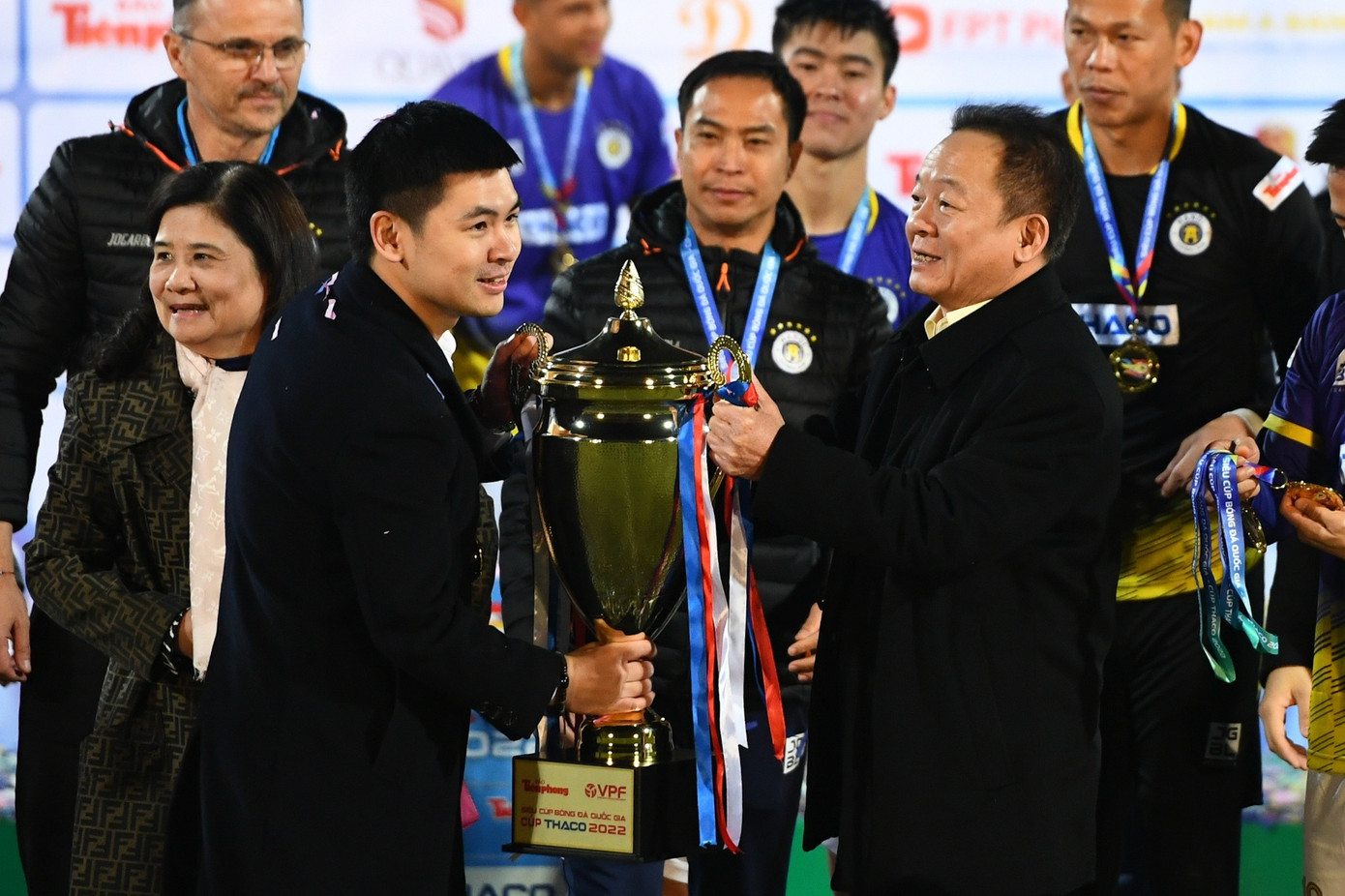 Ông Đỗ Vinh Quang và ông Đỗ Quang Hiển, Chủ tịch Tập đoàn T&amp;T Group, trong ngày CLB Hà Nội đoạt Siêu Cúp Quốc gia - Cúp THACO 2022.
