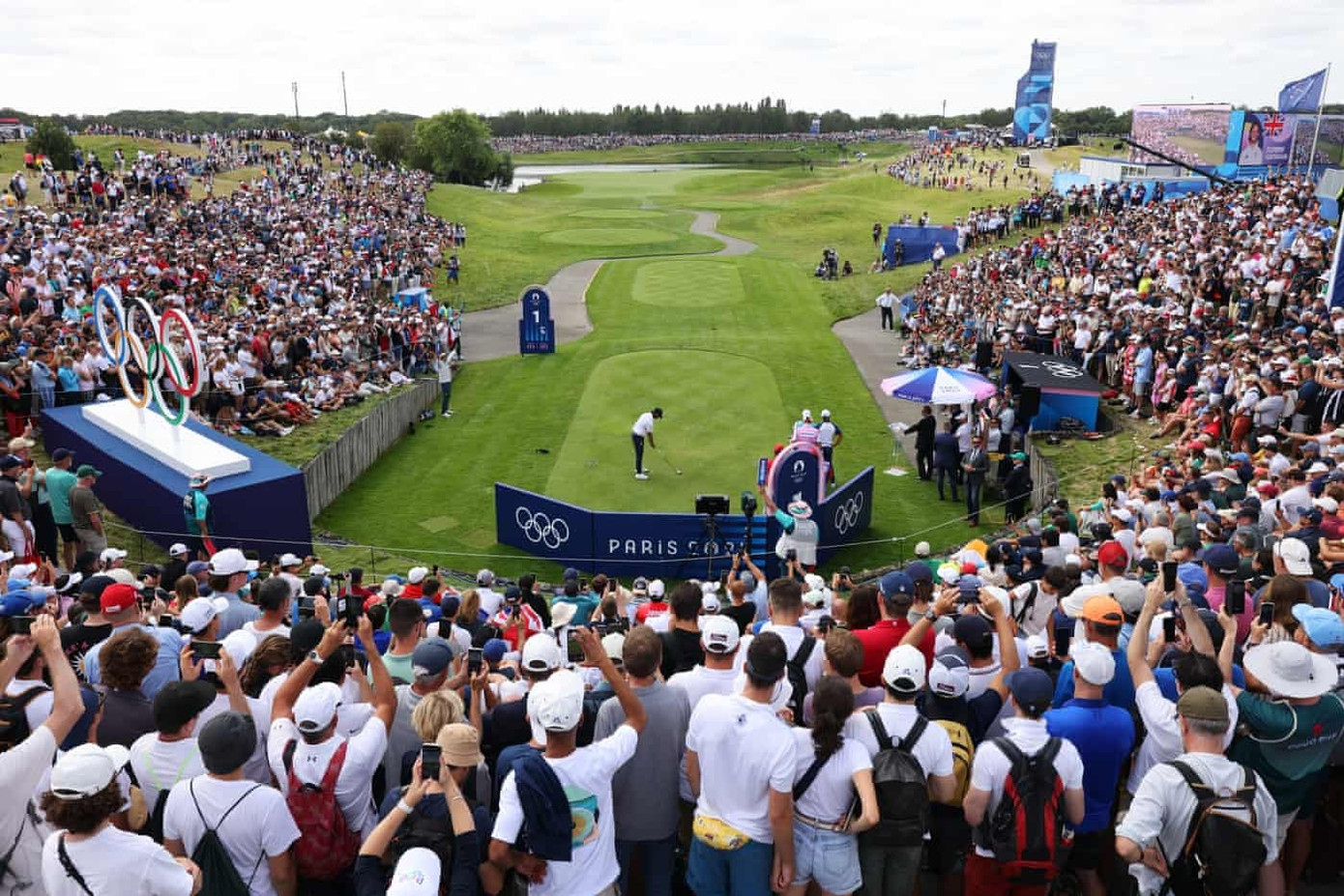 Khung cảnh ấn tượng tại Le Golf National với đông đảo người hâm mộ chứng kiến Fleetwood phát bóng.