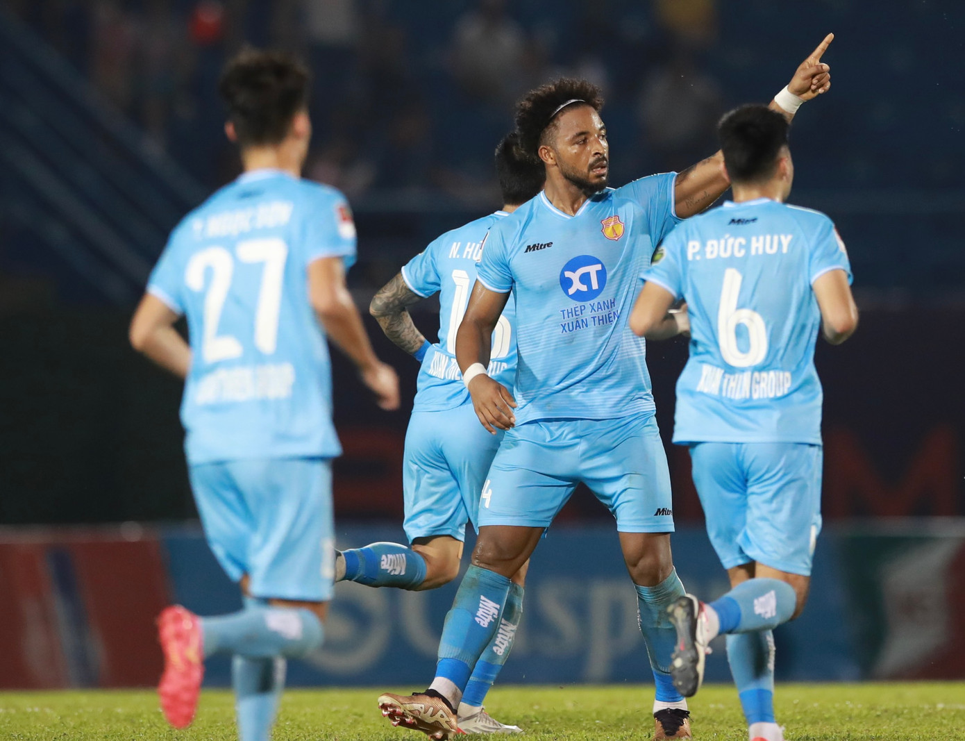 Thua Bình Dương, Nam Định mất ngôi đầu V-League ảnh 18 Thua Bình Dương, Nam Định mất ngôi đầu V-League ảnh 18