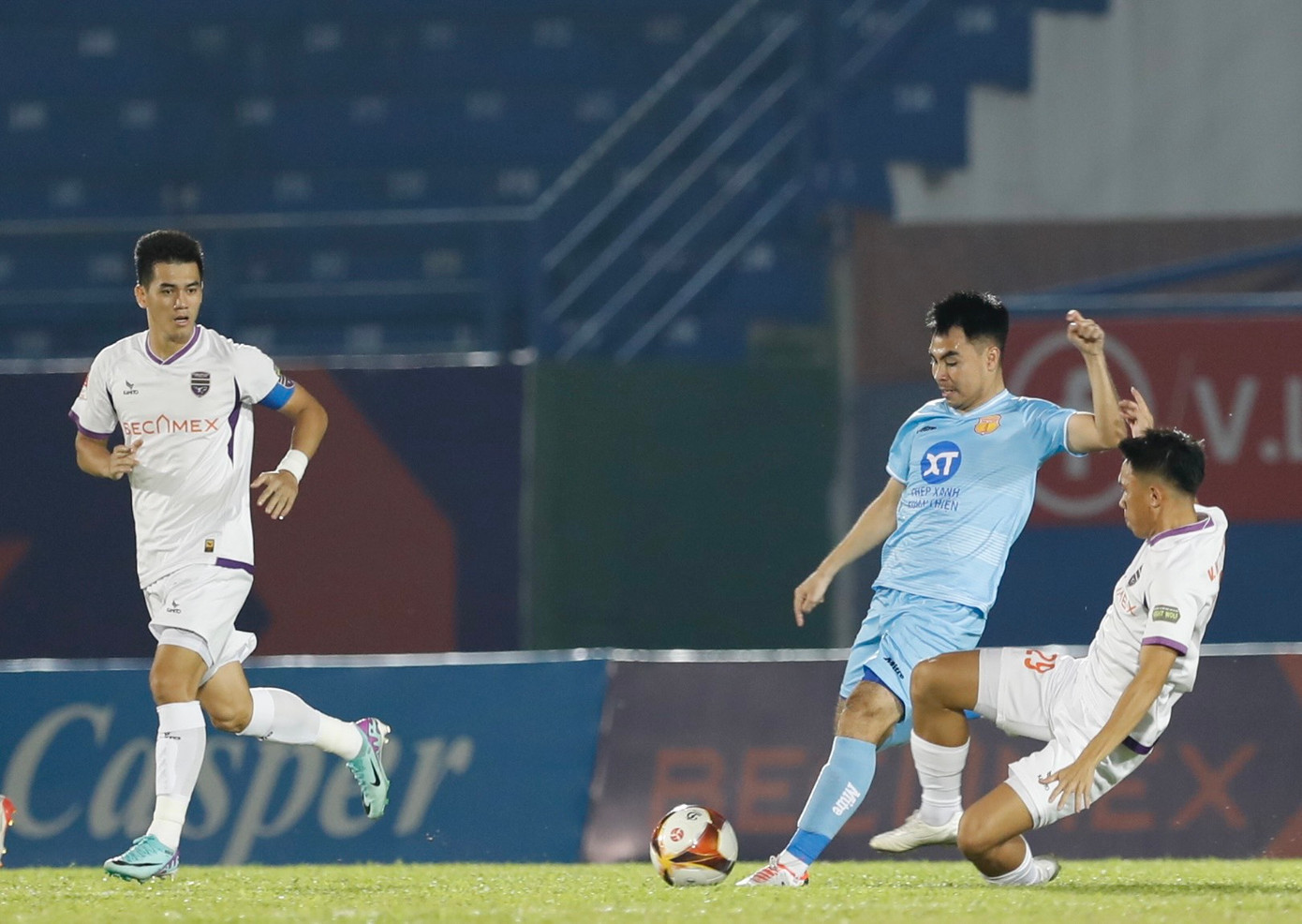 Thua Bình Dương, Nam Định mất ngôi đầu V-League ảnh 19 Thua Bình Dương, Nam Định mất ngôi đầu V-League ảnh 19