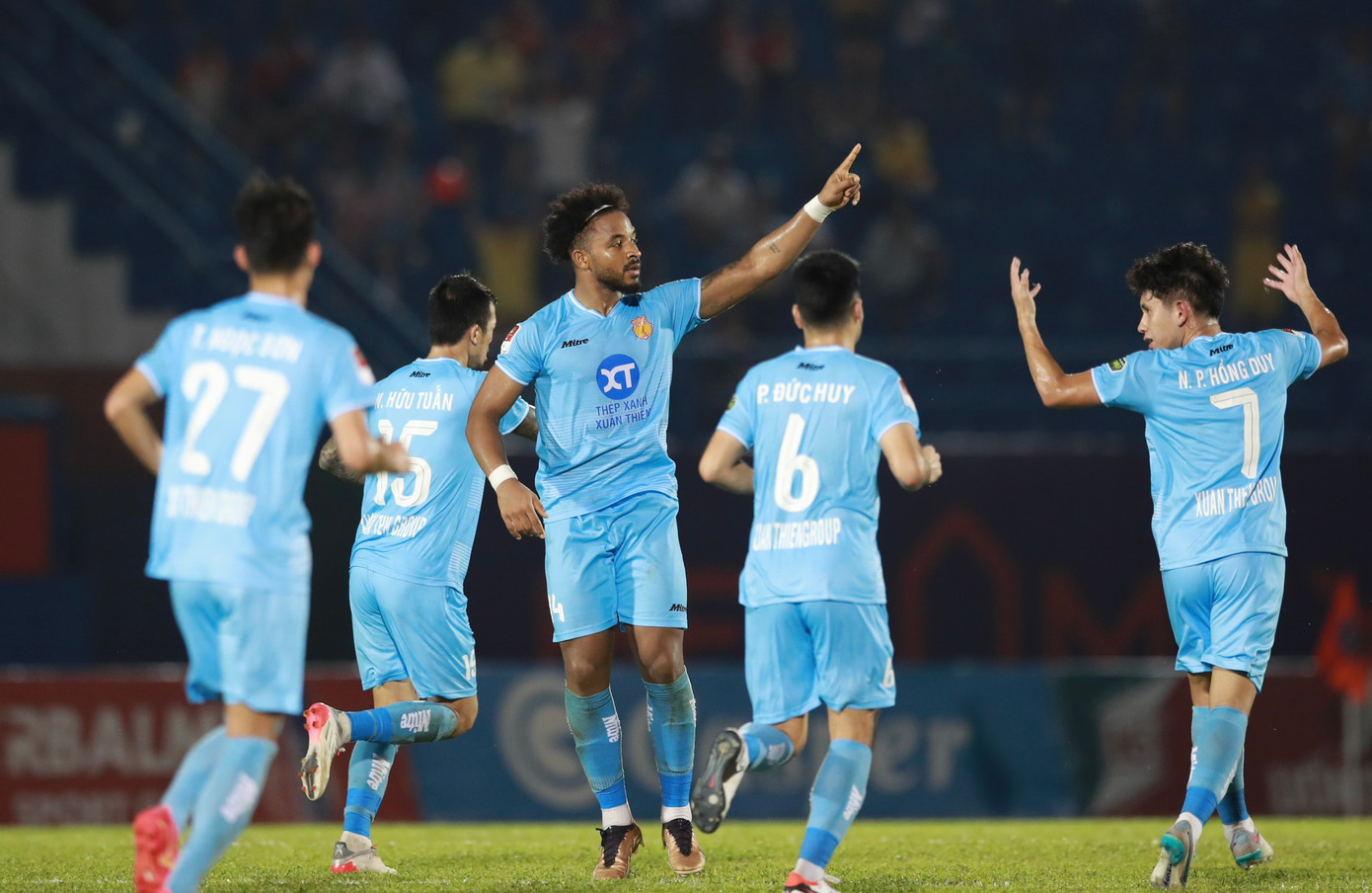 Thua Bình Dương, Nam Định mất ngôi đầu V-League ảnh 16 Thua Bình Dương, Nam Định mất ngôi đầu V-League ảnh 16