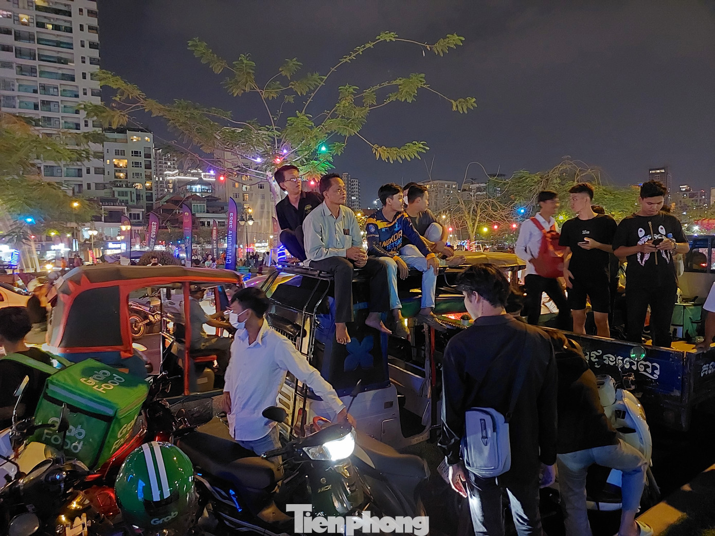 Nhiều người trèo lên xe để có vị trí xem tốt hơn.