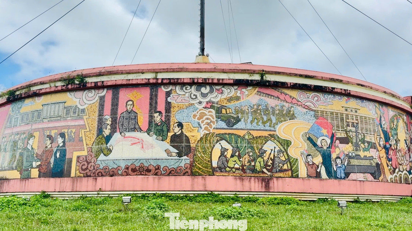 Các bức tranh gốm sứ ở phần đài ghi lại những khoảnh khắc hào hùng trong 21 năm chiến đấu giành độc lập dân tộc, thống nhất đất nước của quân và dân ta.