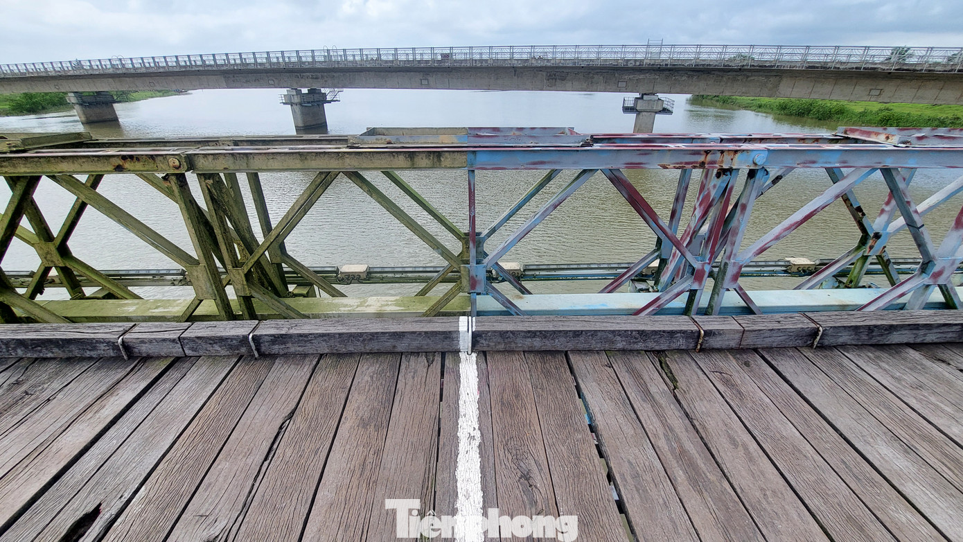 Từ năm 1960, cầu được sơn hai màu vàng (bờ nam) - xanh (bờ bắc), với vạch sơn trắng ở ván cầu làm ranh giới hai bên. Nhà văn Nguyễn Tuân gọi đây là &quot;cầu ma&quot;, &quot;cầu giả vờ&quot;, vì cầu làm ra nhưng &quot;tuyệt không có bóng bộ hành qua lại&quot; trong thời gian đất nước chia cắt hai miền.