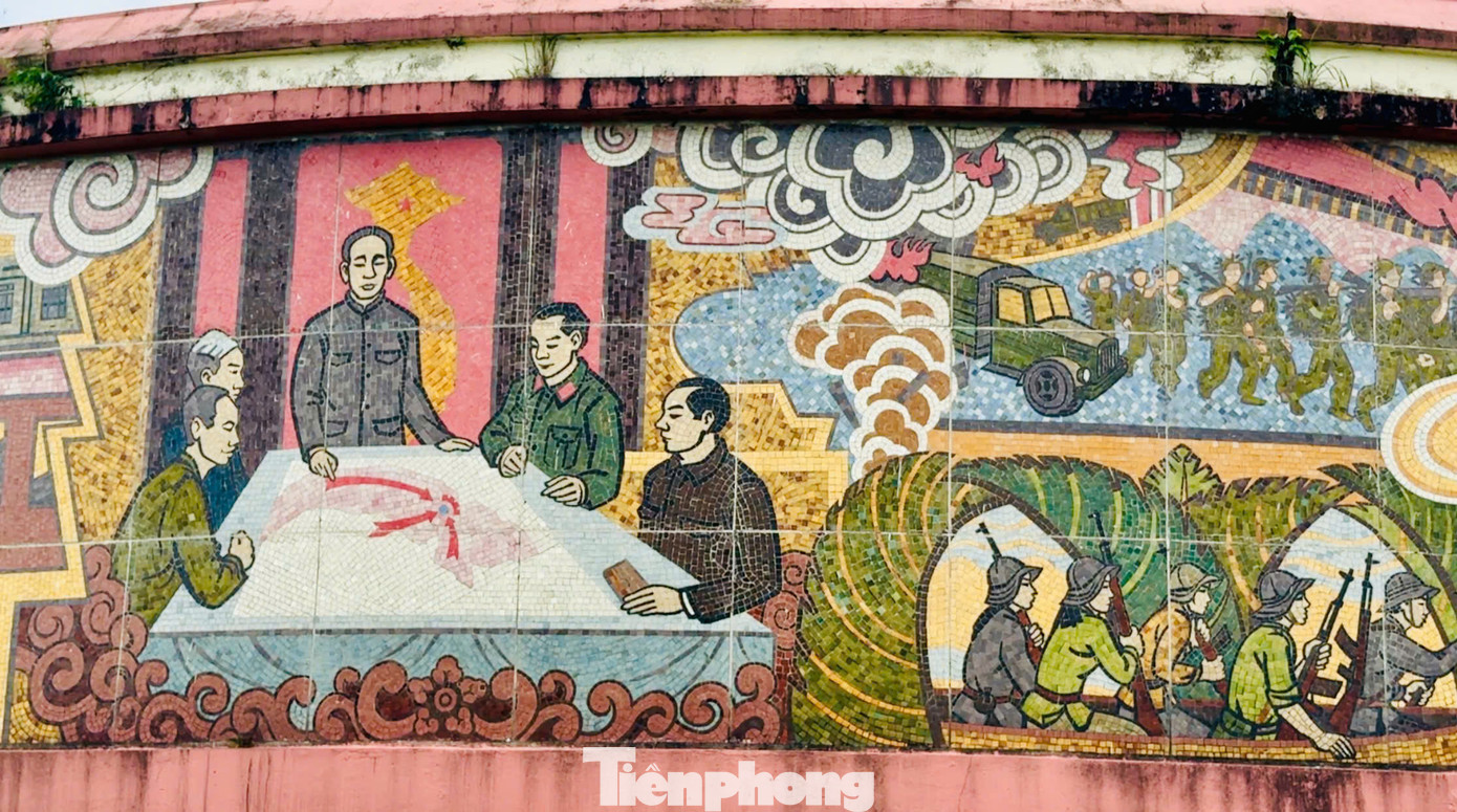 Các bức tranh gốm sứ ở phần đài ghi lại những khoảnh khắc hào hùng trong 21 năm chiến đấu giành độc lập dân tộc, thống nhất đất nước của quân và dân ta.