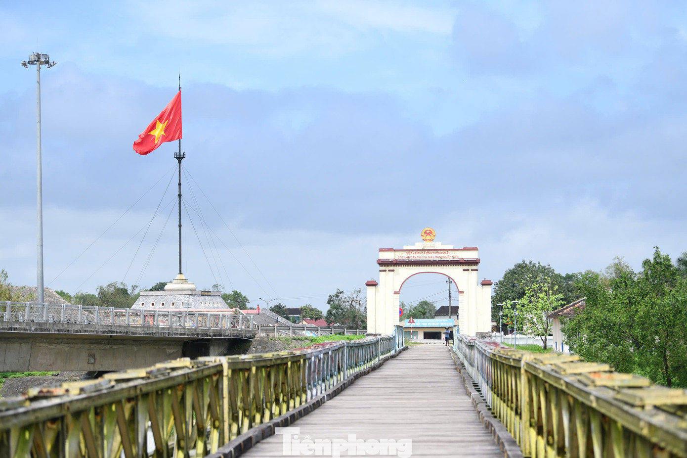 Những năm tháng đó, nhiều &quot;cuộc chiến&quot; diễn ra giữa hai bên. Đó là &quot;cuộc chiến màu&quot;, khi miền nam sơn màu gì, miền bắc sơn màu đó, cho đến lúc phân hai màu vàng - xanh; &quot;cuộc đấu loa&quot;, khi hai bên liên tục nâng công suất loa để đấu qua lại đôi bờ; và &quot;chọi cờ&quot;, với phần thắng nghiêng về phía miền bắc khi tạo nên cột cờ cao nhất giới tuyến (38,6m), lá cờ rộng 134m2. Từ năm 1956 đến năm 1967, các chiến sĩ công an giới tuyến của Chính phủ Việt Nam Dân chủ Cộng hòa đã treo 267 lá cờ với nhiều kích cỡ khác nhau.
