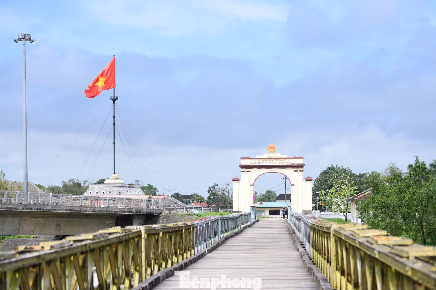 Những năm tháng đó, nhiều "cuộc chiến" diễn ra giữa hai bên. Đó là "cuộc chiến màu", khi miền nam sơn màu gì, miền bắc sơn màu đó, cho đến lúc phân hai màu vàng - xanh; "cuộc đấu loa", khi hai bên liên tục nâng công suất loa để đấu qua lại đôi bờ; và "chọi cờ", với phần thắng nghiêng về phía miền bắc khi tạo nên cột cờ cao nhất giới tuyến (38,6m), lá cờ rộng 134m2. Từ năm 1956 đến năm 1967, các chiến sĩ công an giới tuyến của Chính phủ Việt Nam Dân chủ Cộng hòa đã treo 267 lá cờ với nhiều kích cỡ khác nhau.