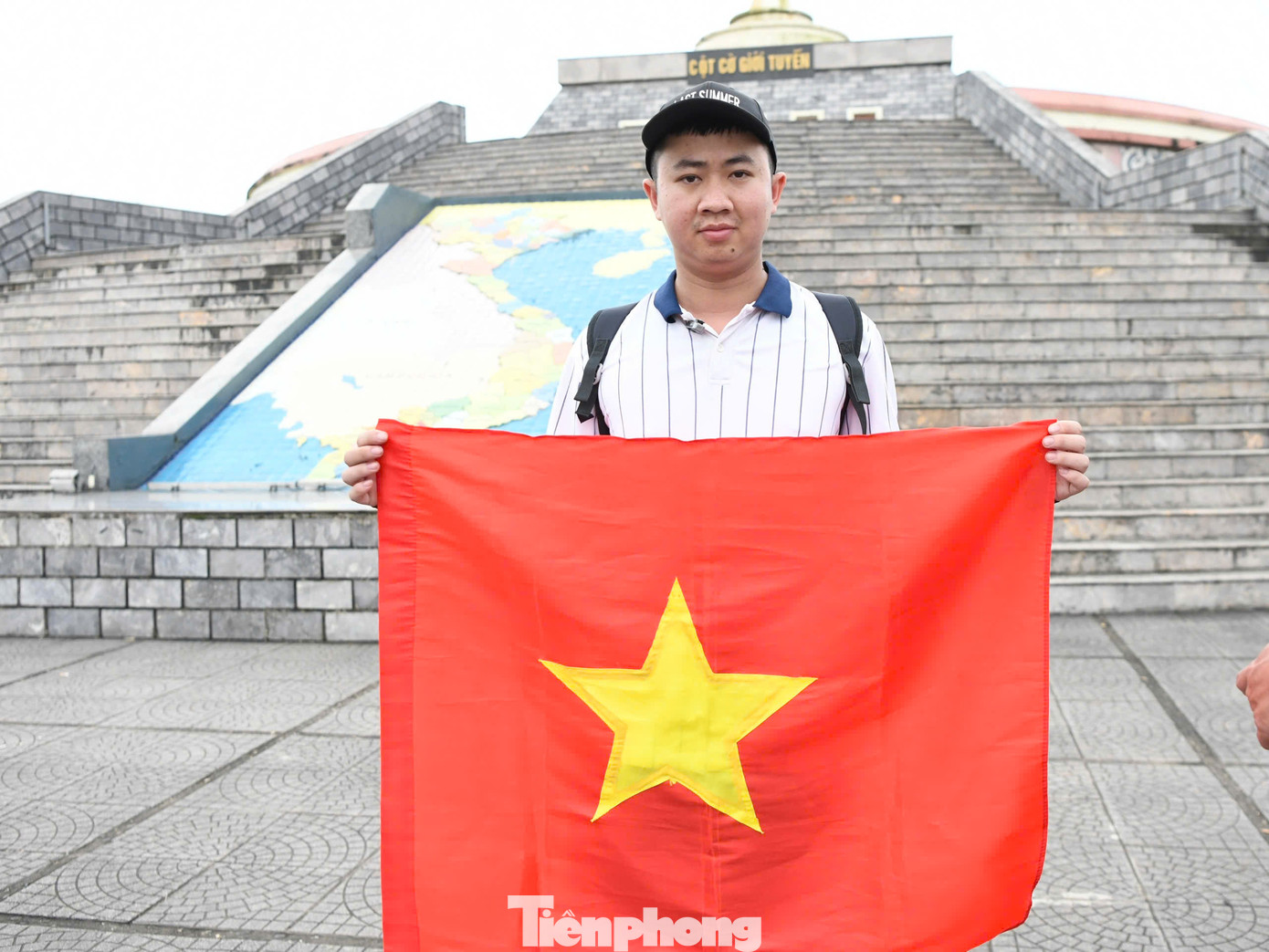 Dương Văn Khánh, sau khi tốt nghiệp Đại học đã quyết định thực hiện hành trình đi dọc đất nước bằng xe máy để trải nghiệm cuộc sống, khám phá vẻ đẹp quê hương và trau dồi kiến thức lịch sử. Dừng chân tại cột cờ ở Đôi bờ Hiền Lương - Bến Hải, anh chia sẻ: &quot;Đứng tại địa điểm lịch sử này, tôi cảm thấy vô cùng xúc động và tự hào trước những chiến đấu, hy sinh của cha ông&quot;.