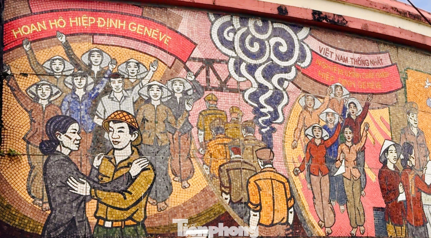 Các bức tranh gốm sứ ở phần đài ghi lại những khoảnh khắc hào hùng trong 21 năm chiến đấu giành độc lập dân tộc, thống nhất đất nước của quân và dân ta.