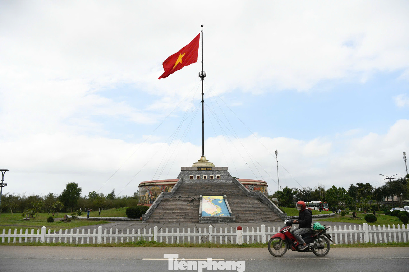 Cột cờ cũng được xây dựng theo mẫu thiết kế năm 1962 với chiều cao tương tự, bên dưới được bổ sung phần đài với tranh liên hoàn.