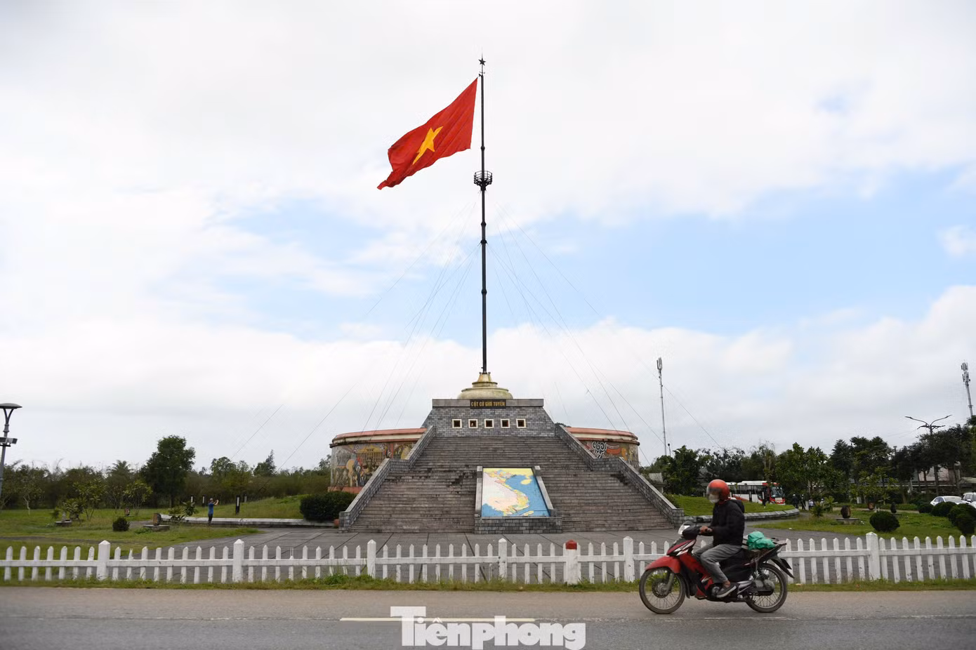 Cột cờ cũng được xây dựng theo mẫu thiết kế năm 1962 với chiều cao tương tự, bên dưới được bổ sung phần đài với tranh liên hoàn.